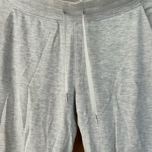 Lululemon Athletica Size 4 - Light Gray Jogger Knit Pants - Picture 2 of 7